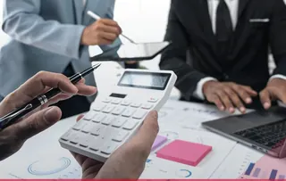 Equipo revisando documentación para auditoría financiera