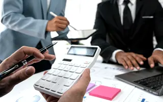 Profesionales gestionando outsourcing contable
